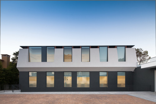 who needs fluorescence when you have bright beautiful daylight? the private Cebes School designed by