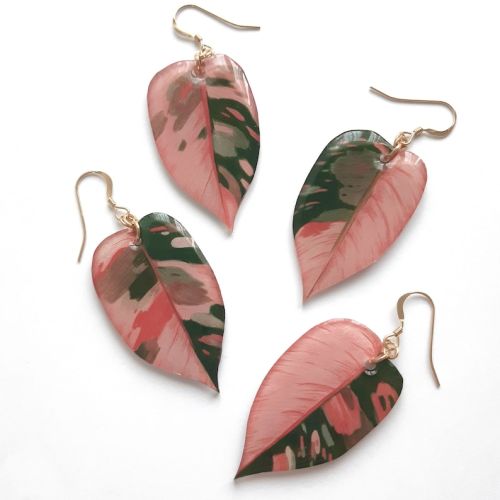 littlealienproducts: Leaf Dangle Earrings by ThornappleTea
