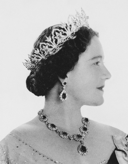 oscarmarinas:Retouching photos was quite usual from the begin. But the Queen Mother wasn´t fond of t