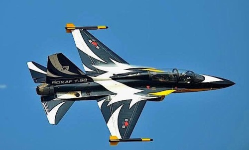 planesawesome:   Black Eagles Jet Demo Team Flying The T-50.  
