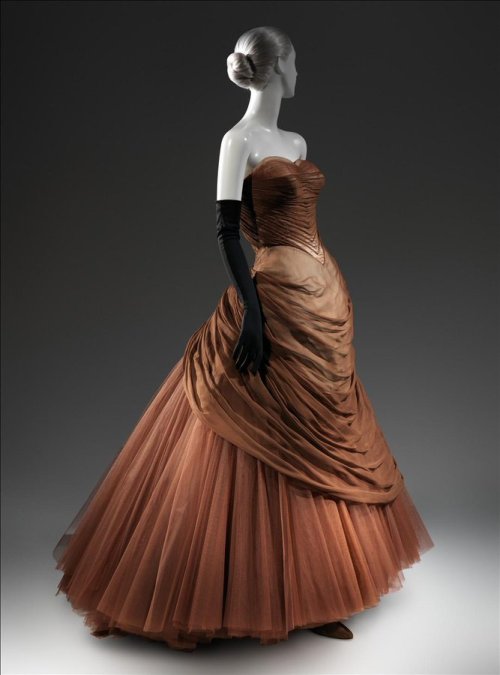 fashionsfromhistory:“Swan”Charles Jamesc.1954 Among James’s many allusions to historical silhouettes