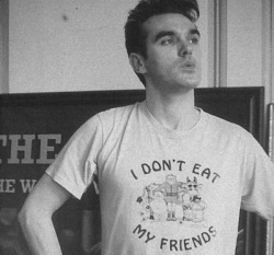 cigarettesmokeinoureyes:  morrissey hahaha