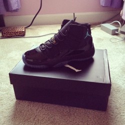 phuckindope:  itsxreece:  Christmas Present To Myself 😌 I Deadass Wrapped It &amp; Put It Under The Tree Too! 😊👣  Relax ugly 😜