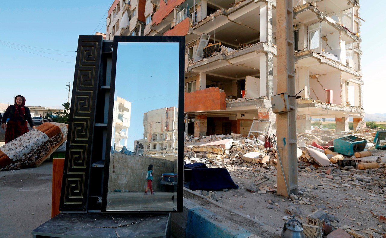 DUELO. Edificios convertidos en escombros, vehículos aplastados, campamentos improvisados para los damnificados y comercios y escuelas cerrados eran el desolador paisaje. Miles de personas pasaron la noche en las calles ante el temor a las réplicas,...