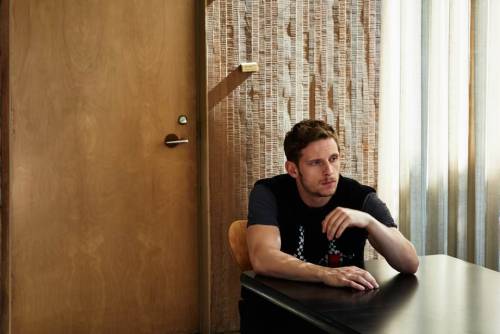 Jamie Bell fotografiado por Blair Getz Mezibov, estilismo de Dan May para The Journal de Mr Porter.T