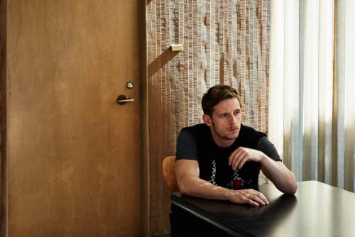 Jamie Bell fotografiado por Blair Getz Mezibov, estilismo de Dan May para The Journal de Mr Porter.T