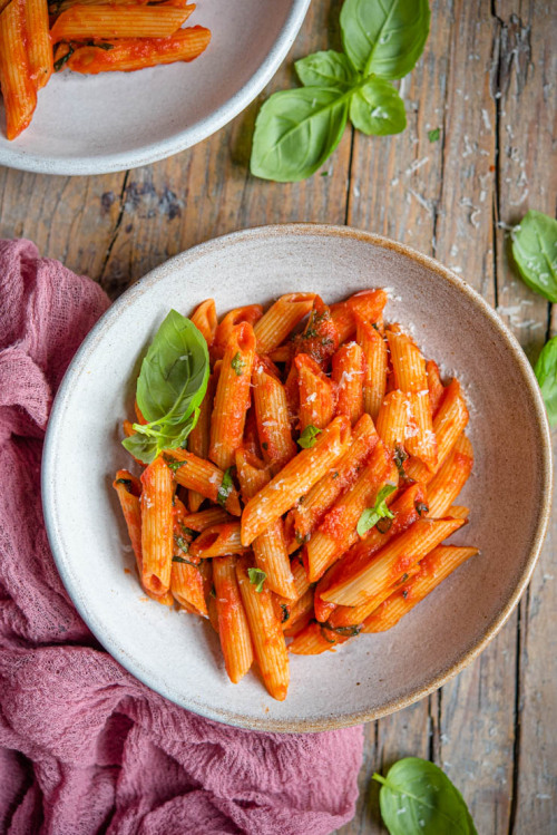 Penne al Pomodoro - Easy Tomato Pasta www.insidetherustickitchen.com/penne-pomodoro/