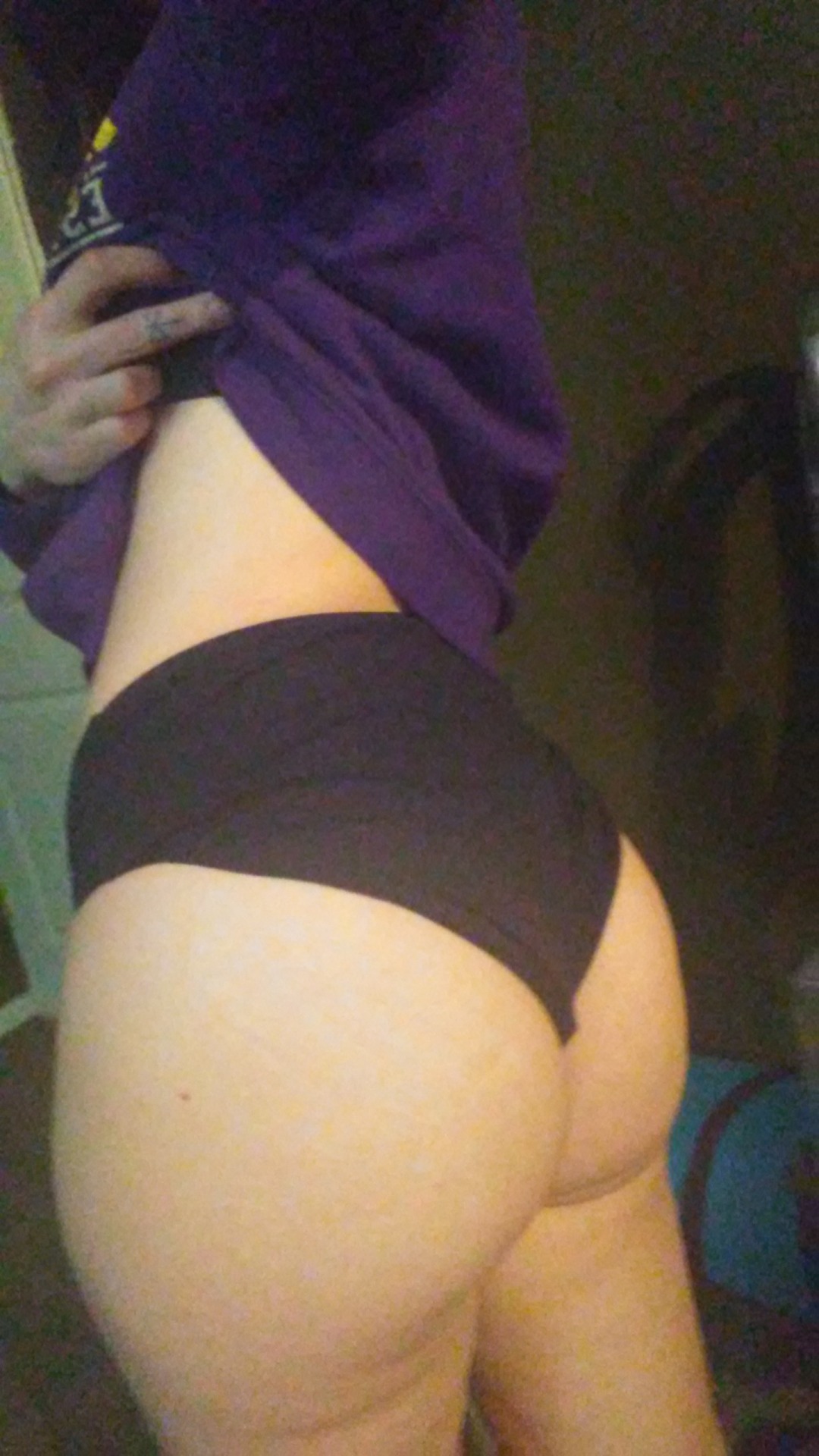 Mmmm I love her phat ass