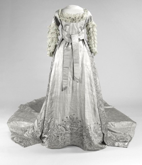 imperial-russia:Coronation dress of Empress Elizaveta Alexeievna, consort of Emperor Alexander I.