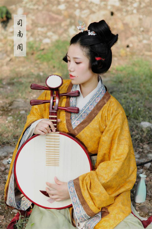 司南阁 traditional chinese fashion, hanfu | type: 交领齐腰襦裙jiāolǐng qíyāo rúqún (crossing collar waist-hig