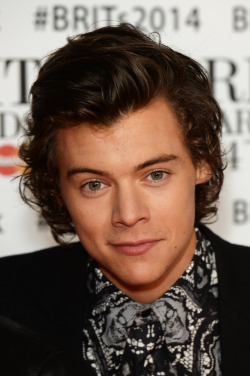death-by-styles:  harrystylesdaily: Brit Awards 2014 - Arrivals  God all the good! 