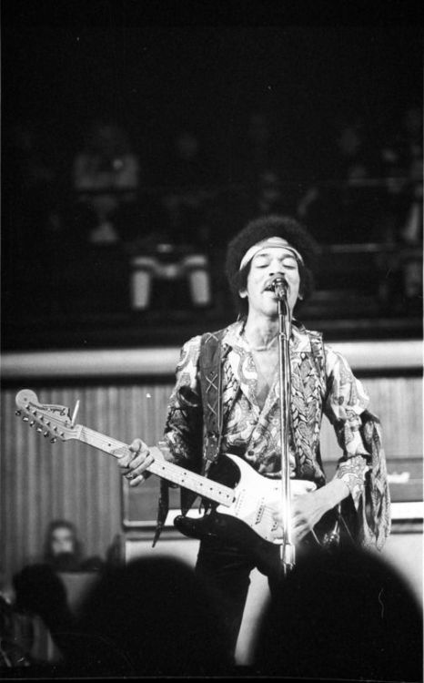 sexyclassicrock:Love this shot