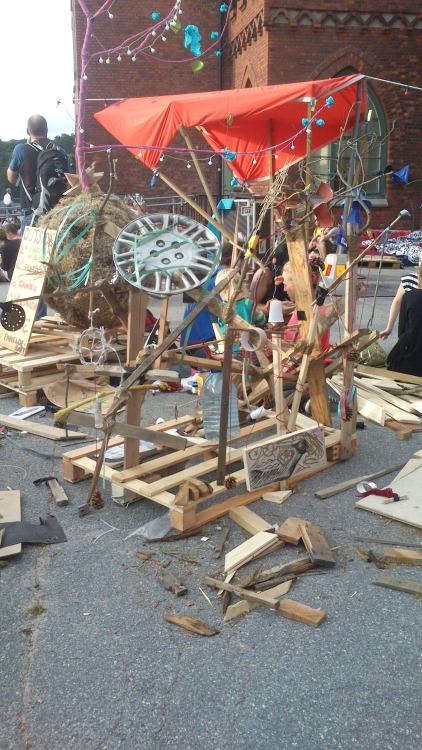 Ledde ett skulpturbygge av skrot och skräp på Folkklubbens festival den 6 augusti.