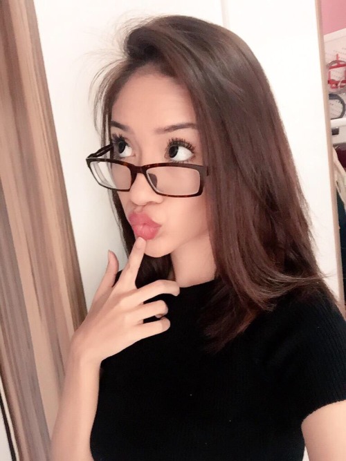 yangsedangsedangsaje: hornymale87: She so hot.  My eye candy Dxxx