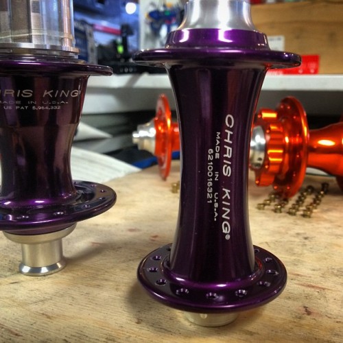 solobreak:   NOS purple #chrisking R45 getting built to @envecomposites tubular 25s #handbuilt #hand