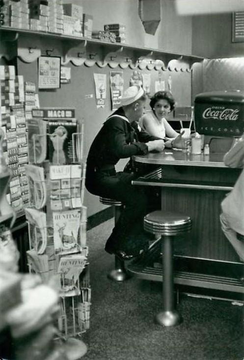 thegirlwhocouldnthula:  Soda fountain, 1957. Photo by Henri Cartier-Bresson 