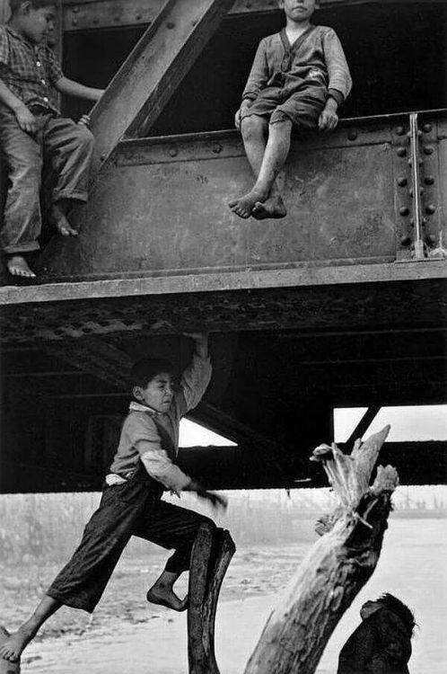 inm0ral-little-death: Niños viviendo bajo el puente purísima del río mapocho, Santiago de Chile, año