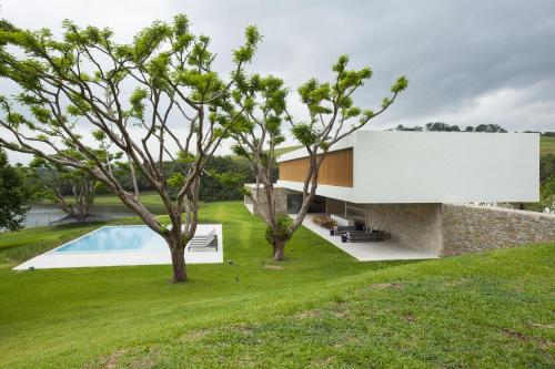 cjwho: Itatiba Residence, São Paulo, Brasil by RoccoVidal P+W | via The siting then comes as a huge
