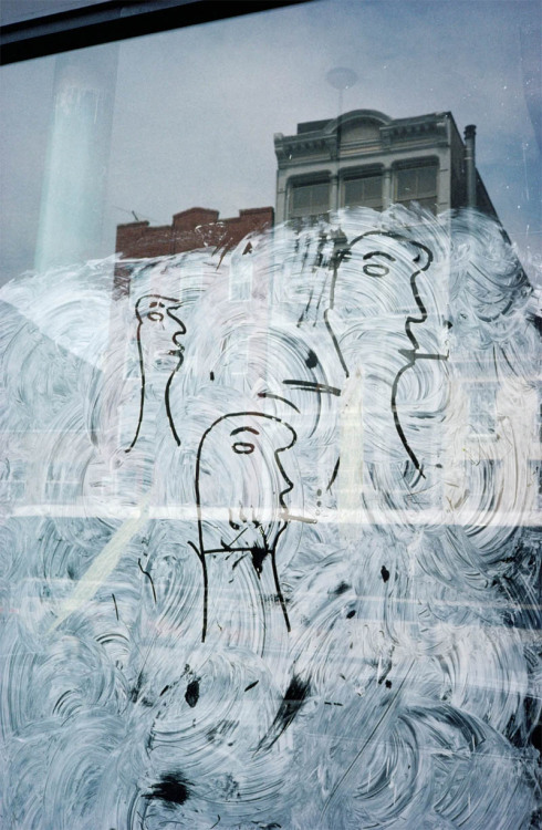 newyorkthegoldenage:Graffiti on a window, 1950.Photo: Saul Leiter via The New Yorker