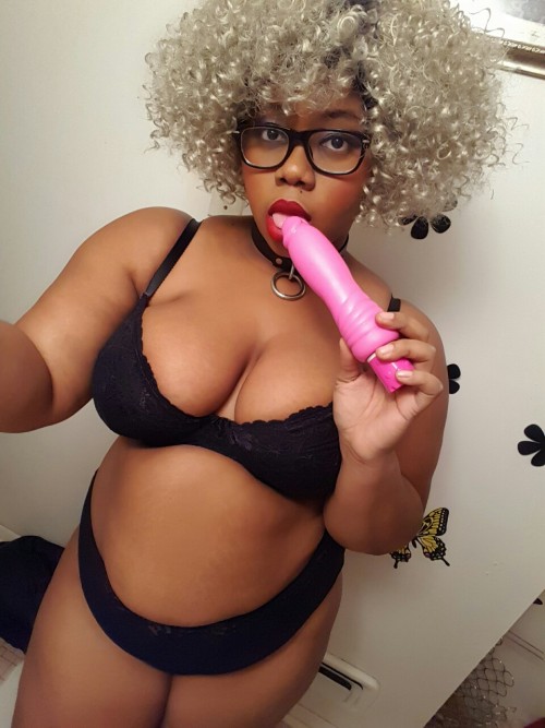 afatblackfairy:afatblackfairy:Letting out my inner Ororo~ ♡If you want to see pics of me wearing les