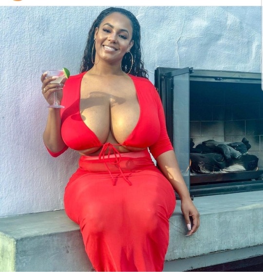 thicksexyasswomen: corey30907:   A Toast @thicksexyasswomen🍹🍸 