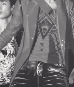 chanrelia:So.. I was watching Luhan fancam and… Chanyeol’s glorious crotch appeared