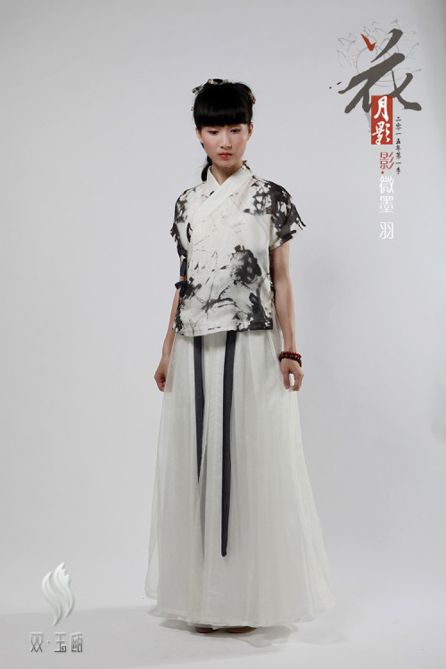 fouryearsofshades: Model 周玲双玉瓯 shyuou.taobao.com/ Traditional Chinese Hanfu.