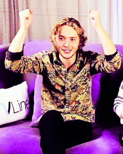 tobyregbo-deactivated20150915:  Toby’s little dance during an interview at SDCC