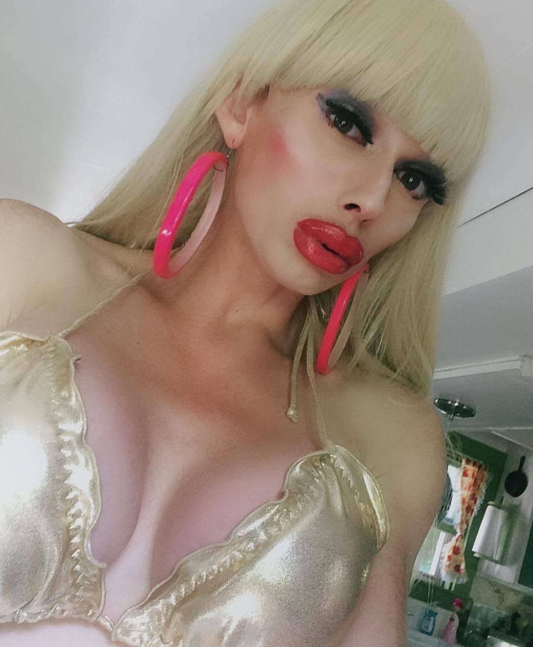 taraemory:  Maybe I need a tan to push this look all the way.. #taraemory #bimbo