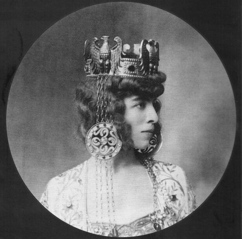 Marchesa Luisa Casati as Empress Theodora wear a crown formed of eagles, 1905.On March 2, 1905, Tryp
