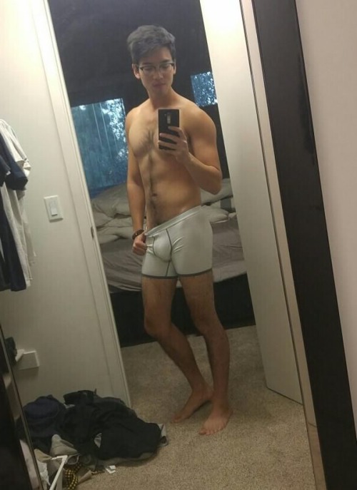 rebelziid:  Hairy Hunk’s Nude Selfies