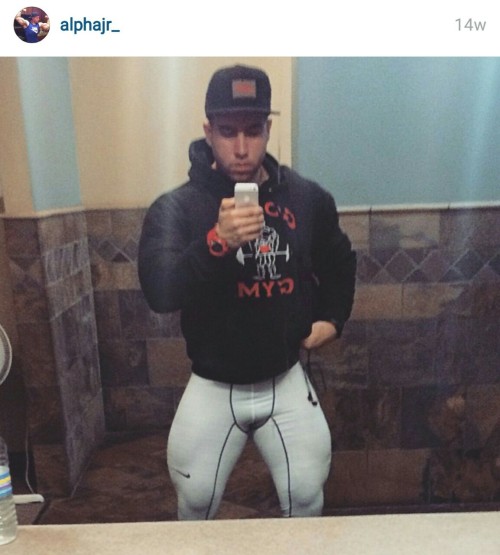 athleticguysandgear:  This guy is not shy with those tights. And he’s got no reason to be! 