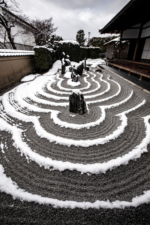 Snowy ripples at Daitokuji zen garden,and serene wintery marumado (round window) at Genko-an, by Pra