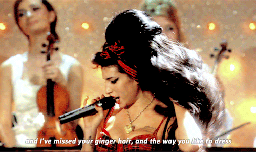 amyjdewinehouse:  Amy Winehouse performing ‘Valerie’ at the 2008 Brit Awards.