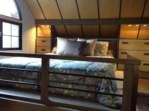 whore-gasm:i-dream-in-bloo:meganzoor:saltdoe:jeremylawson:A 280 square feet tiny house in Aurora, Or