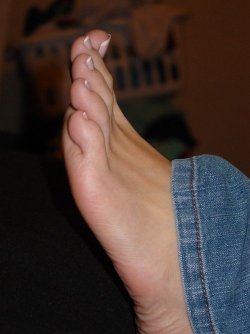 thoughtfultoes:  Ready to hookup with the perfect girl that’s sexy from her head to her toes? http://bit.ly/HerToes 