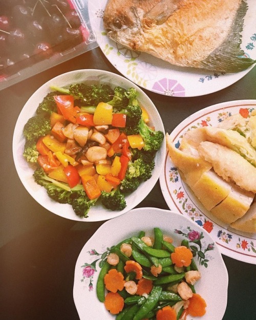 小年夜拜天公， 隔天除夕中午要拜祖先和地基主， 今年沒有叫桌菜只好和弟媳自己來， 先前的採買，加上一早就起床弄東弄西&hellip;  雖然也只是煎個魚、炒了兩個菜、熱一個湯  哈哈，還是好累