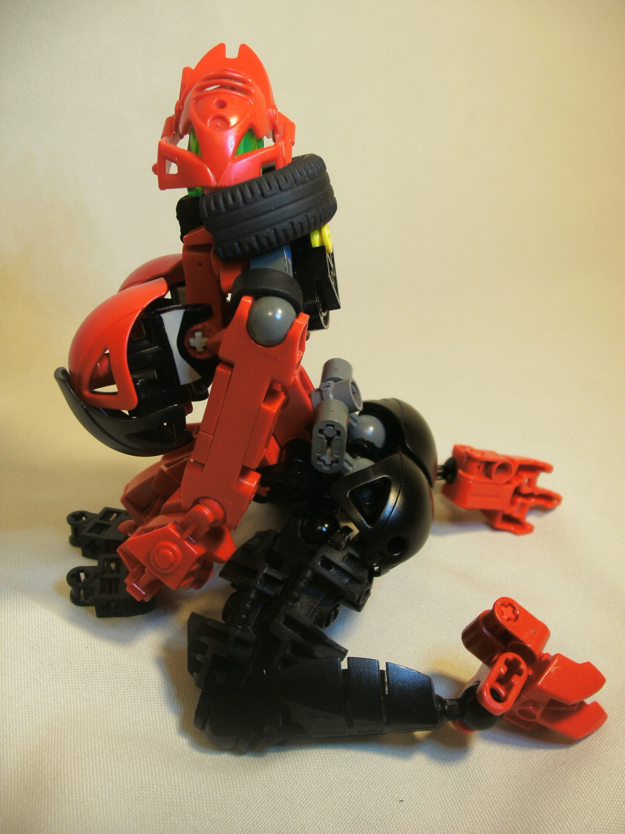 milkpunkin:  dawnofnssd:  Vier, Vier Tyrannus.  that bionicle has butt cheeks   my