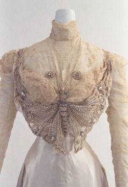 mote-historie: Butterfly evening dress, 1890s.