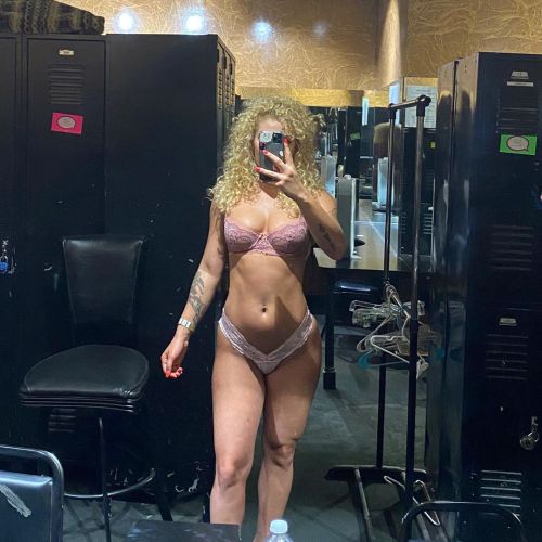 stripper-locker-room:  https://www.instagram.com/dancer.curls/