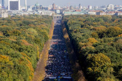 ( Százezrek tüntettek Berlinben a rasszizmus és az az idegengyűlölet ellen )
