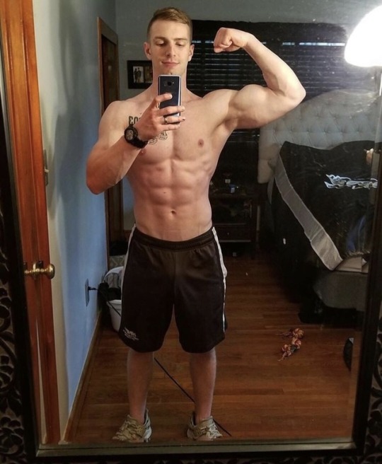 keepemgrowin:  drunkonstr8guys:    “Coach is going to be so impressed.”