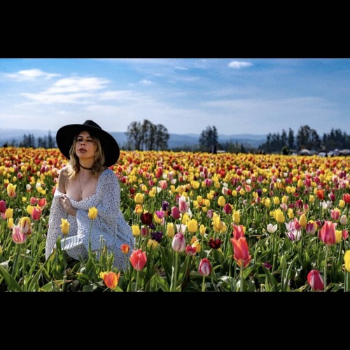 Me by @_walkermartin  . . . . . #tulips #tulipfestival #woodenshoetulipfestival (at Portland, Oregon