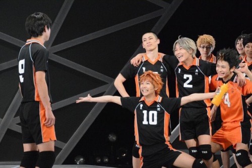 randomperson27: Hinata looks like he’s proposing to Kageyama (with the whole team)
