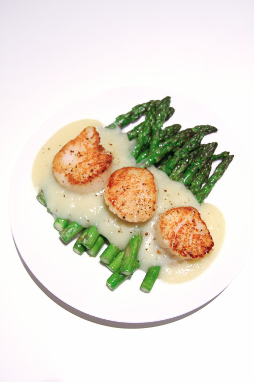 Pan Seared Scallop with Grilled Asparagus and Cauliflower Puree (Serves 2) For the scallops: 10 larg