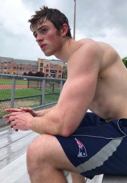 jockthoughts:They’d been working really hard since coach hired that motivational hypnotist. So hard that they had to practice shirtless or they’d overheat. Zach had seen his teammates in the locker room naked before but for some reason today, he was