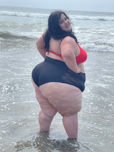 bigcutiegigi:I can never get enough of being at the beach. Just want to sit near