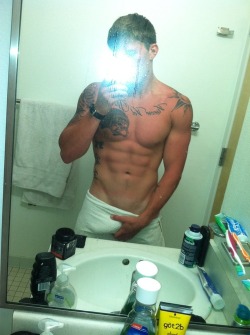 2hot2bstr8:  this guy is unreal hot and his