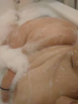 mzjuicyykayy:  I love taking bubble baths!!