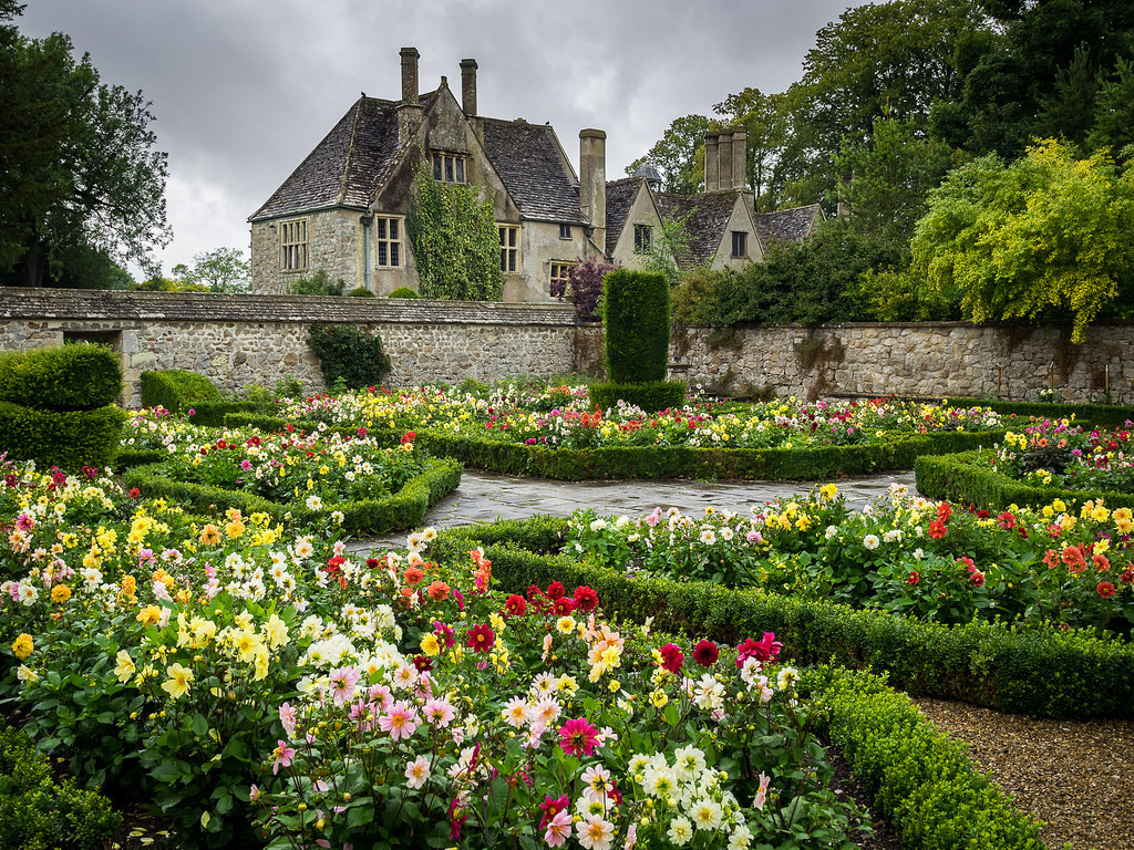 outdoormagic:  Avebury Manor, Wiltshire by Bob Radlinski  